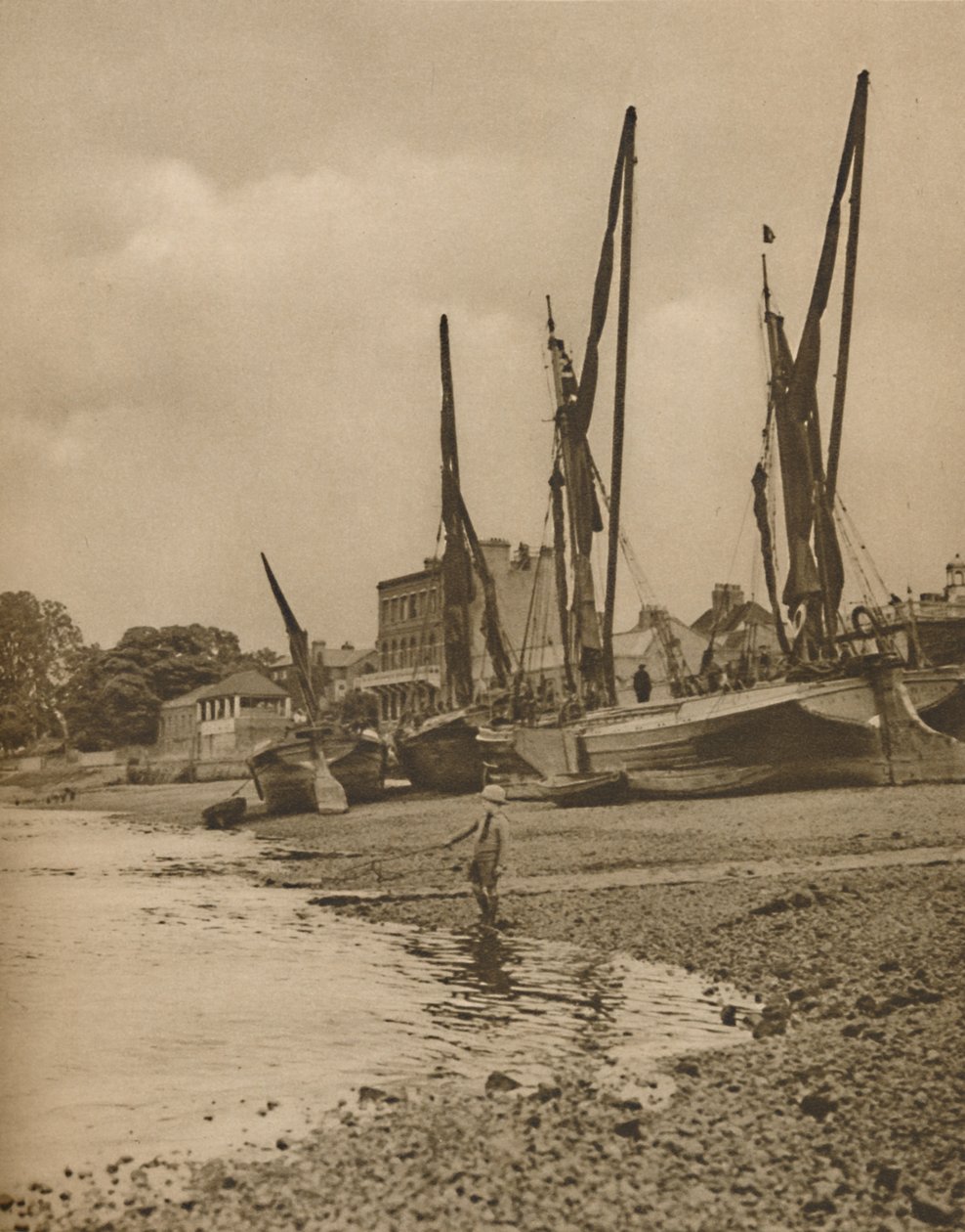 乘船在Mortlake停泊，潮水起潮，大约于1935年。 作者 唐纳德·麦克利什