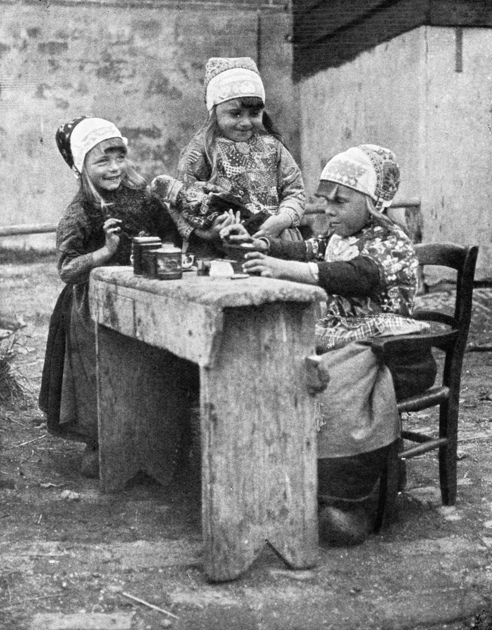 1936年，身着传统服饰的孩子们，马肯，荷兰。 作者 唐纳德·麦克利什