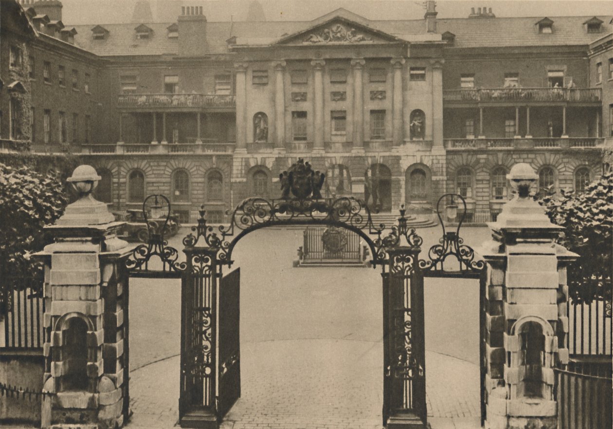 进入盖斯医院（Guys Hospital），其创始人雕像位于庭院中心，c1935年。 作者 唐纳德·麦克利什