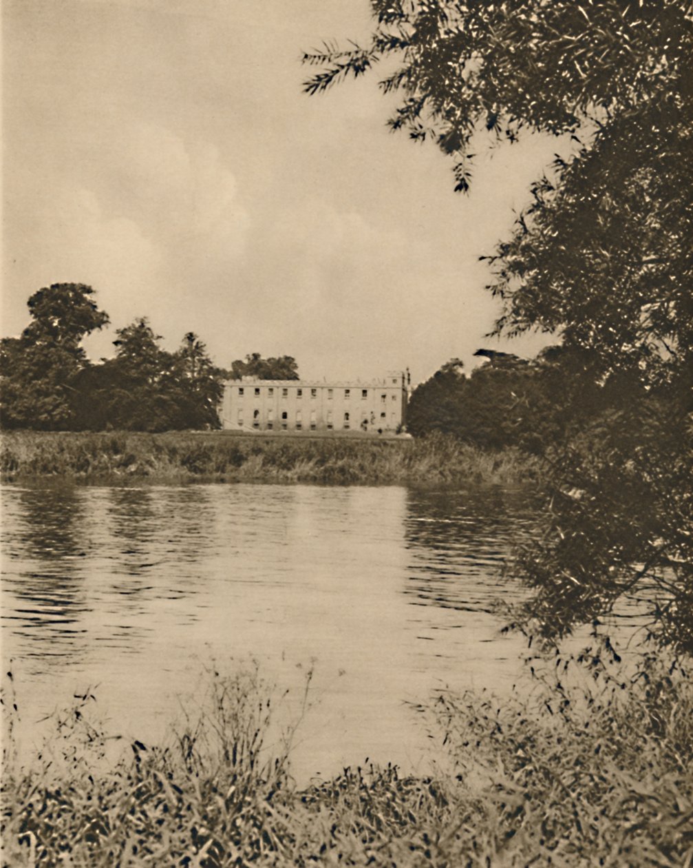 泰晤士河（Fair Thames）洗净了Syon House的芦苇银行，约建于1935年。 作者 唐纳德·麦克利什