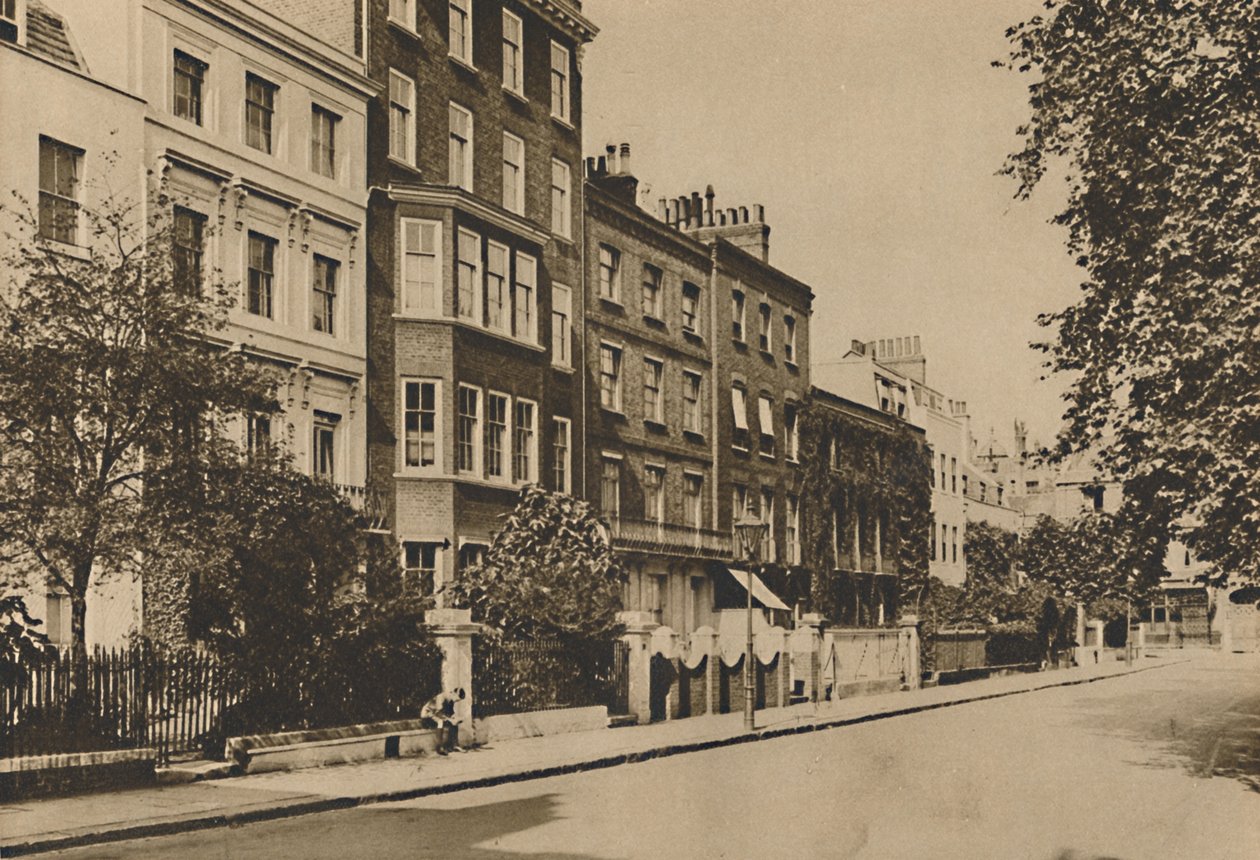 肯辛顿广场（Kensington Square），仍然保留着两个世纪的和平，c1935年。 作者 唐纳德·麦克利什