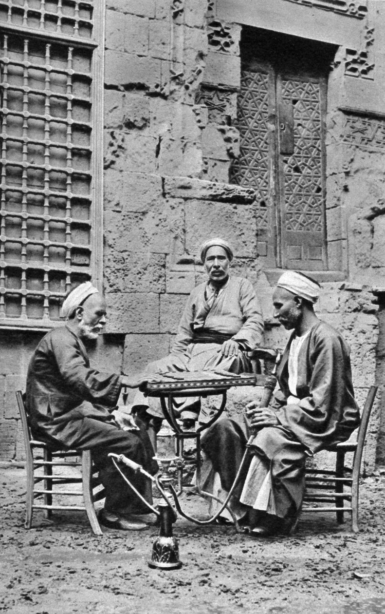 男人放松，埃及开罗，c1922 作者 唐纳德·麦克利什