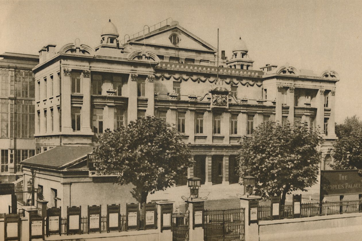 1935年，在Mile End Road的人民宫外。 作者 唐纳德·麦克利什