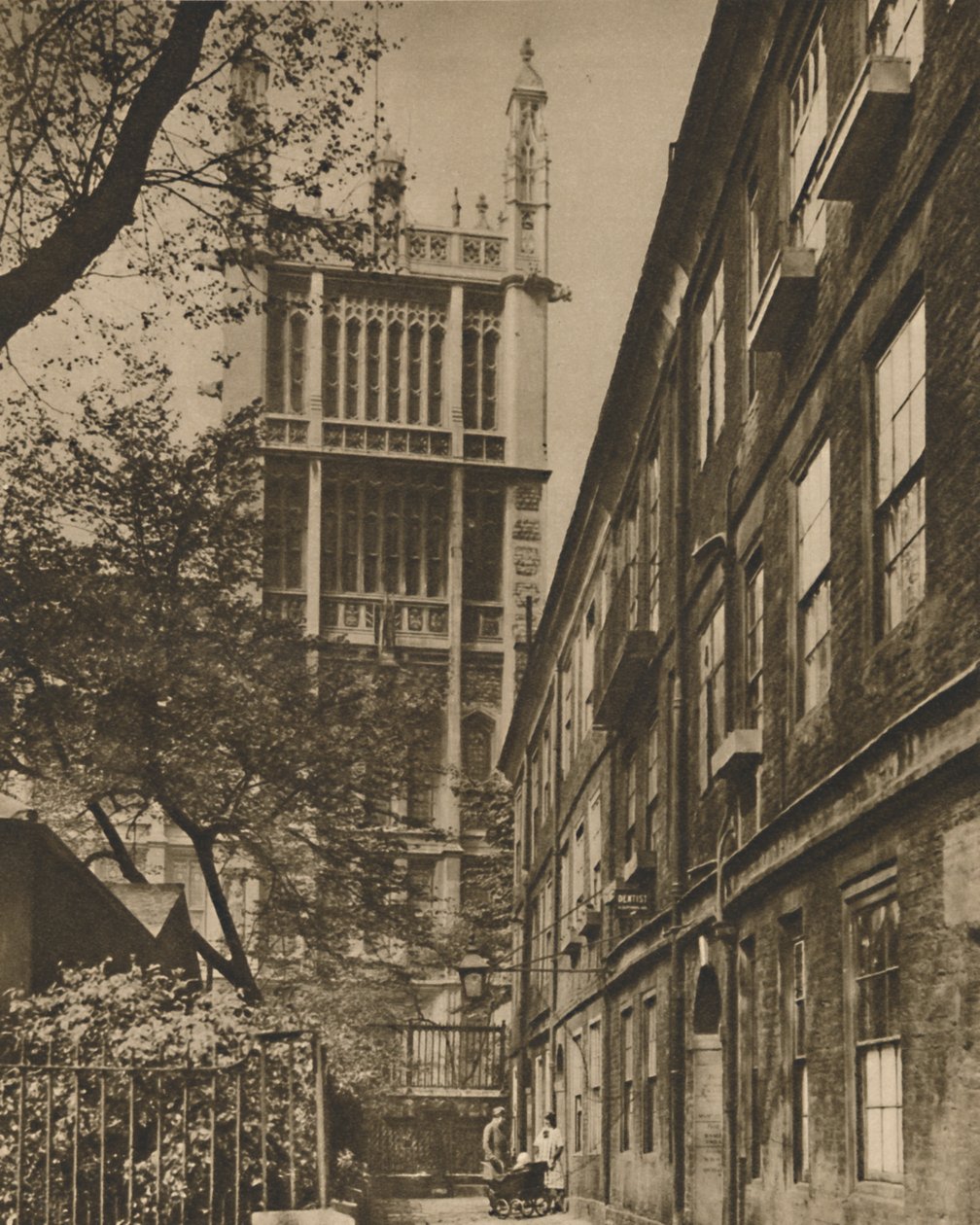 克利福德旅馆（Cliffords Inn）的唱片办公室（Pinnacled Tower），摄于1935年。 作者 唐纳德·麦克利什