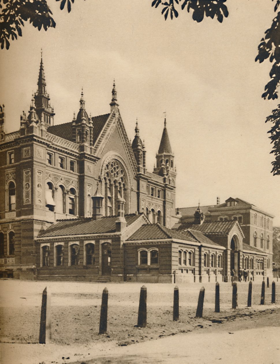 德威学校的中学和中学，约建于1935年。 作者 唐纳德·麦克利什