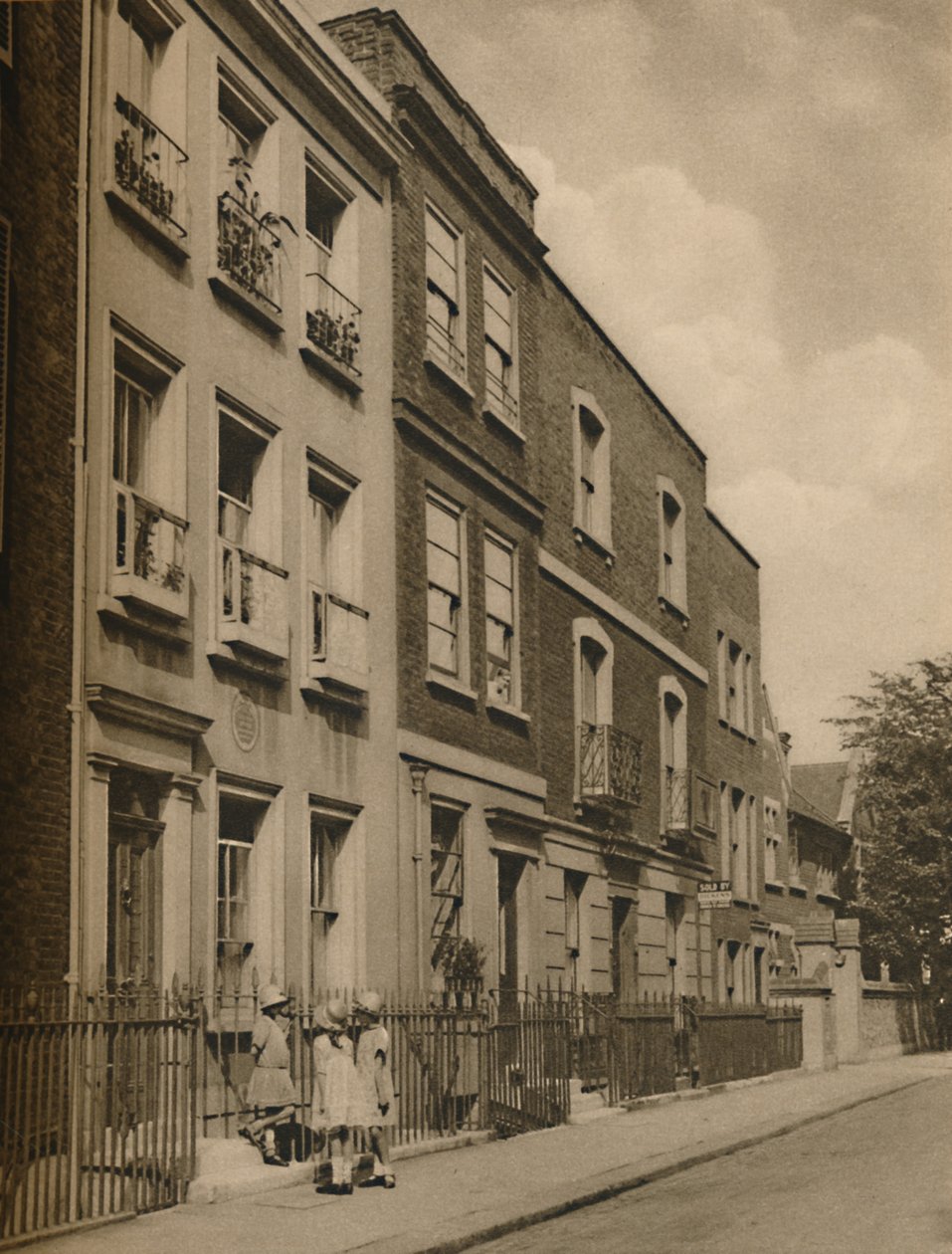 1935年，来自学校的三个小佣人在雷·亨斯故居（Leigh Hunts House）的台阶上。 作者 唐纳德·麦克利什