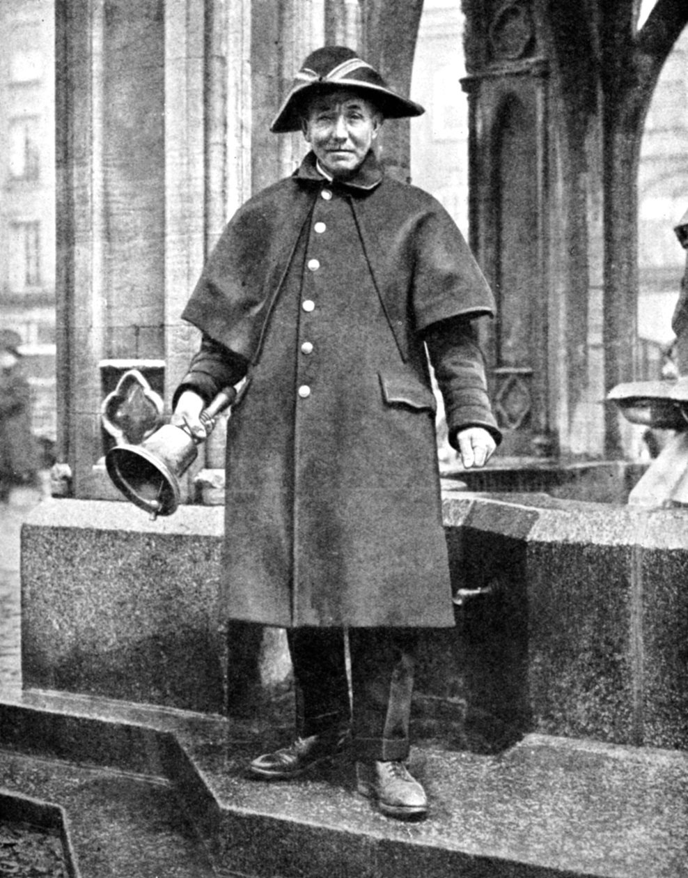 1936年，英格兰剑桥，Town Crier 作者 唐纳德·麦克利什