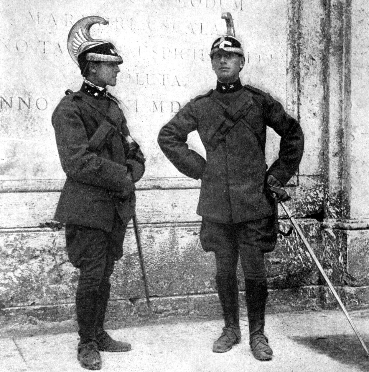 1922年，两个意大利龙骑兵。 作者 唐纳德·麦克利什