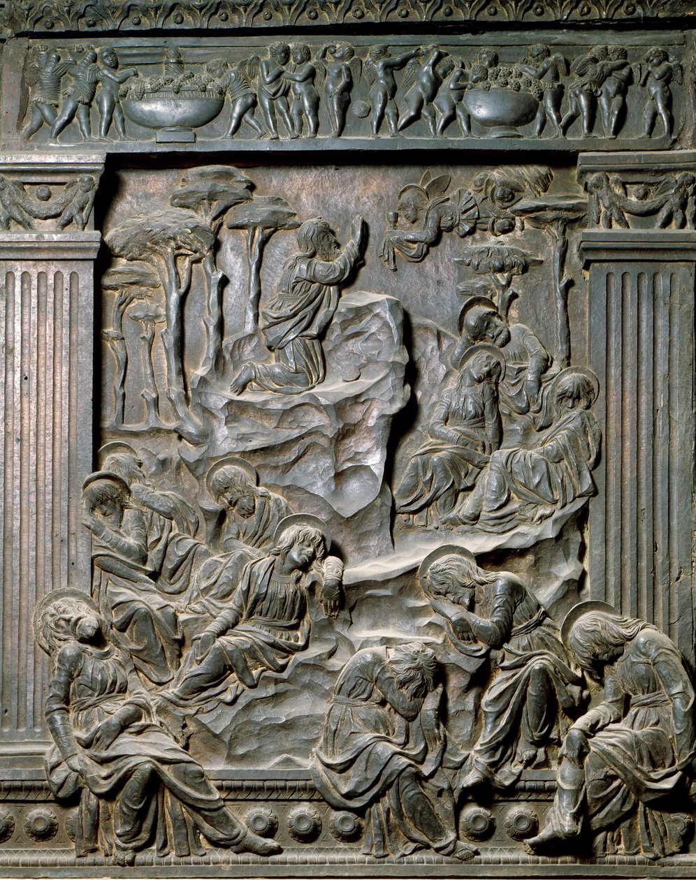 在橄榄山的祈祷。左边椅子上的低浮雕，约1460年 作者 多纳泰洛