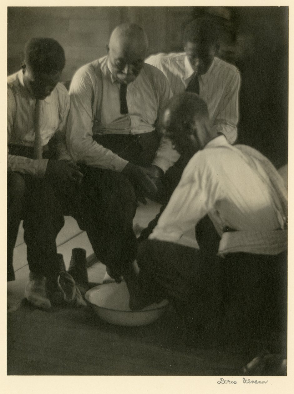 足部洗涤，南卡罗来纳州，c.1929 作者 多丽丝·乌尔曼（Doris Ulmann）