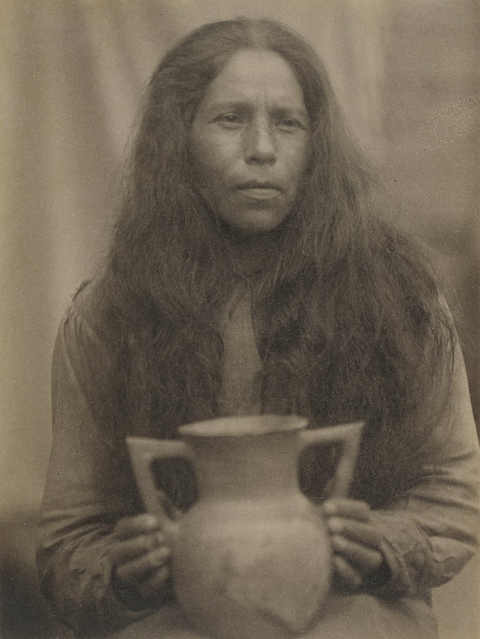 切诺基妇女，约 1929 年（黑白照片） 作者 多丽丝·乌尔曼（Doris Ulmann）