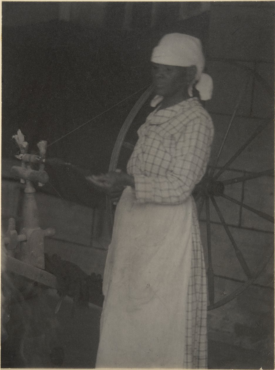纺车上的女人 作者 多丽丝·乌尔曼（Doris Ulmann）