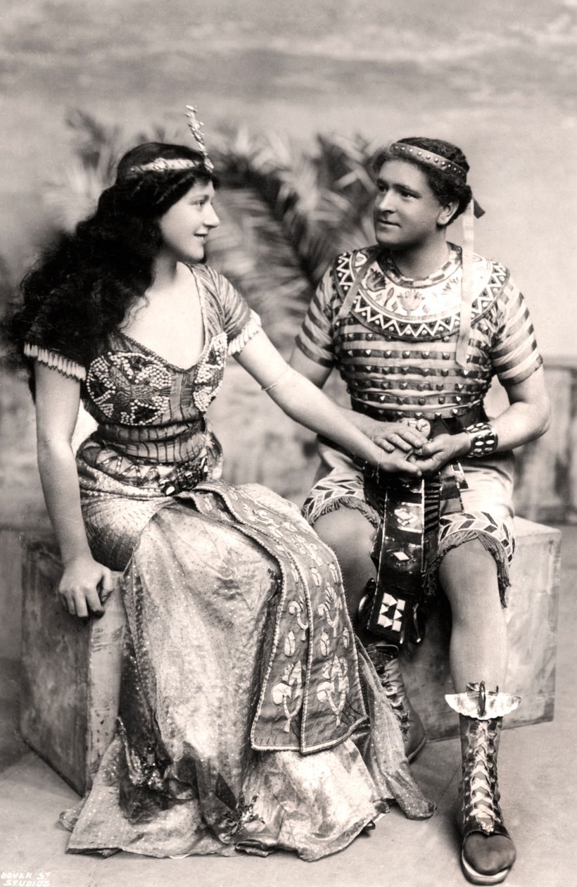 露丝·维森特（Ruth Vicent）1877-1955和罗兰·坎宁安（Roland Cunningham），来自20世纪初来自Amasis的场景。 作者 多佛街工作室