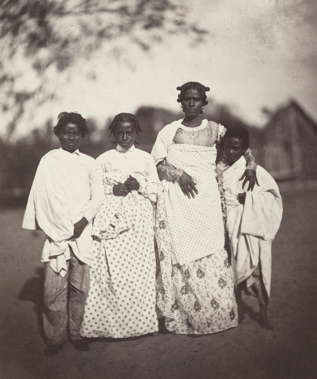马达加斯加女人和她的孩子》（Femme Malgache et Ses Enfants）图版3，1863年。 作者 德西雷·夏奈（DésiréCharnay）