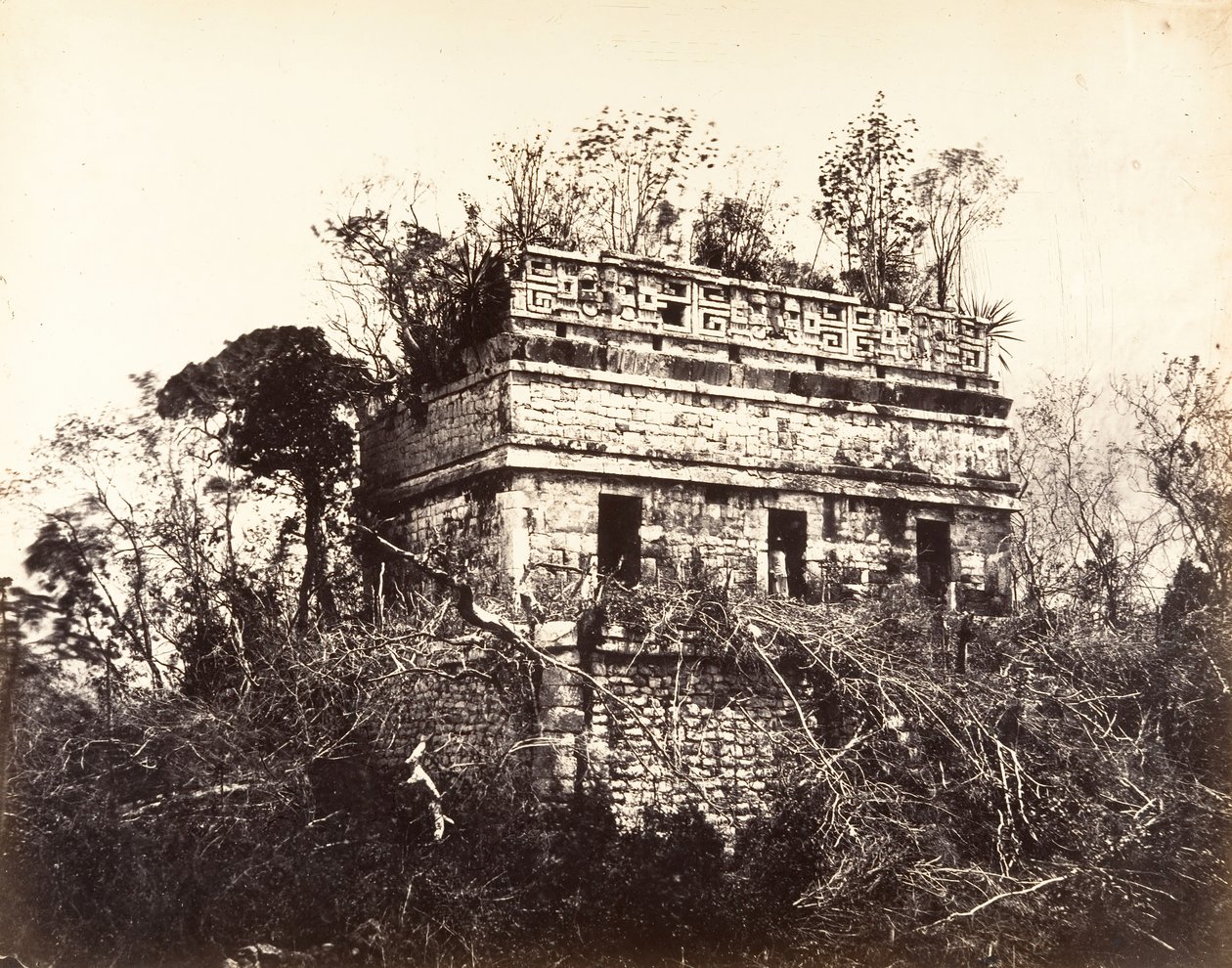 监狱，Chichen-Itza，1857-89。 作者 德西雷·夏奈（DésiréCharnay）