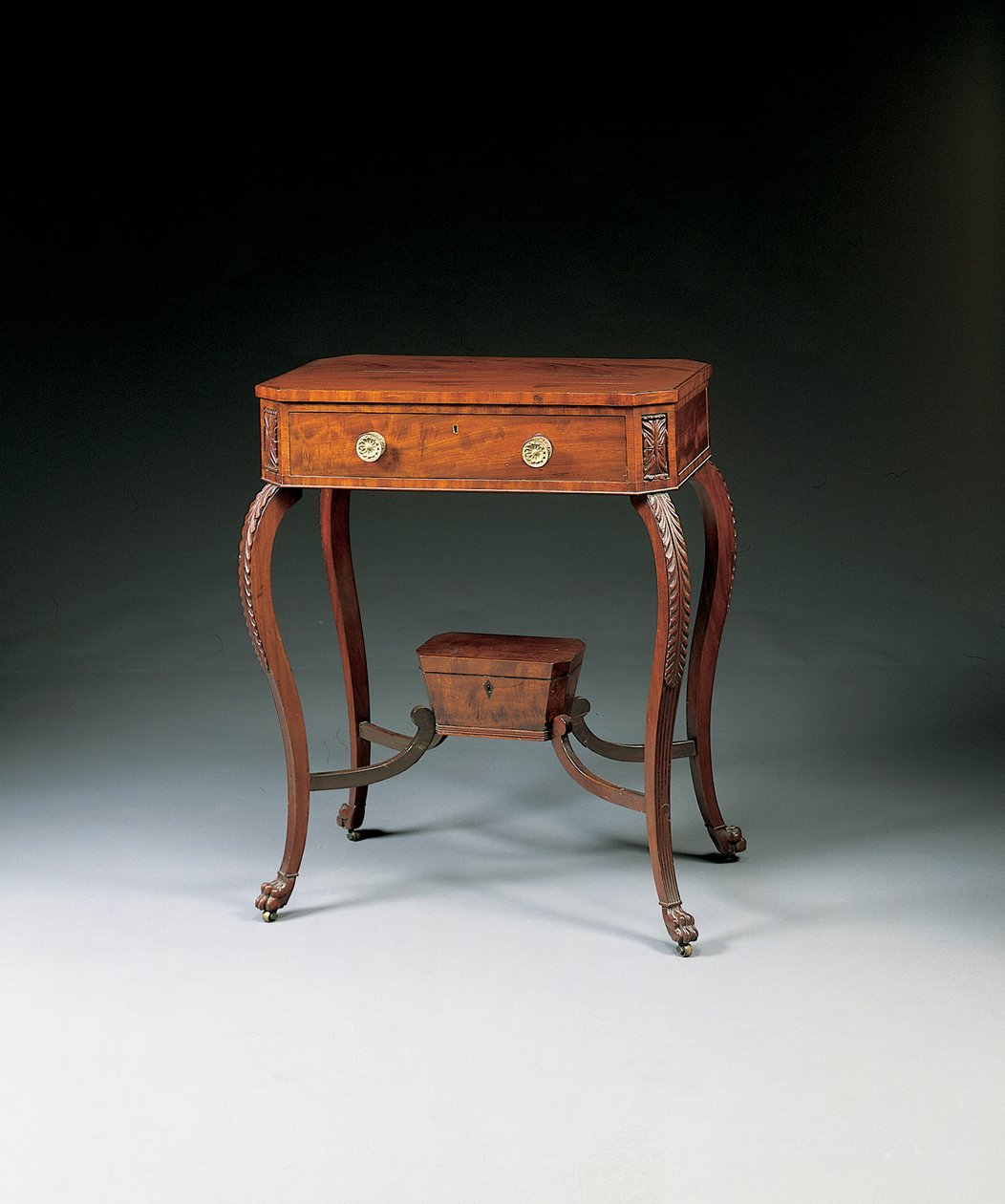 古典雕花工作台，1810-20 作者 邓肯·菲菲（Duncan Phyfe）