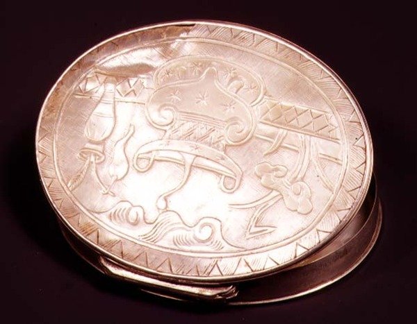 鼻子上镶嵌着珍珠母，可能是荷兰人，c。 1750-60（银和珍珠母） 作者 荷兰学校