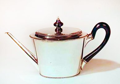 茶壶，由Svalte Striebeck，阿姆斯特丹制造，1792年（银） 作者 荷兰学校