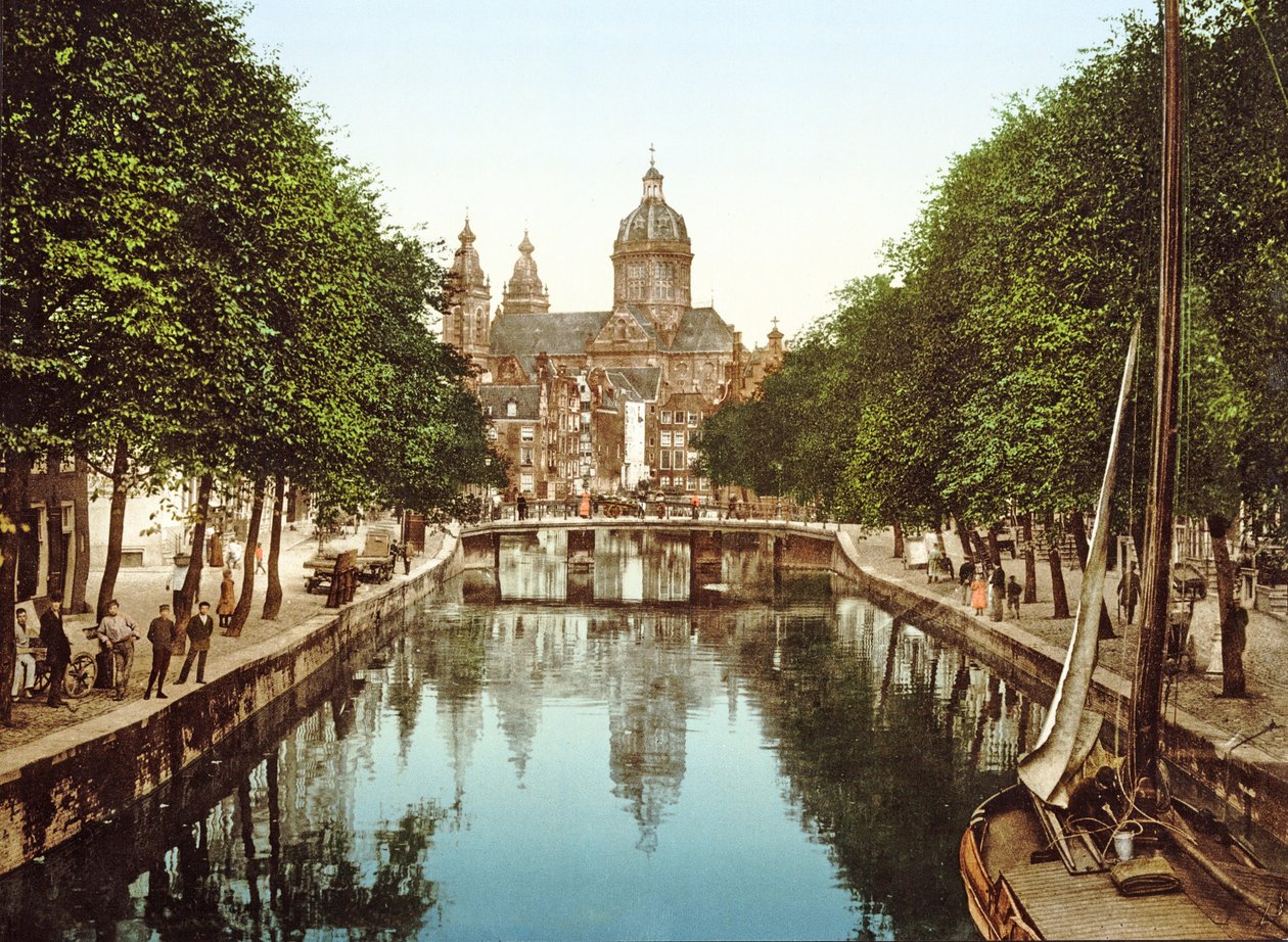 俯瞰Voorburgwal到Sint Nicolaas Basilica，阿姆斯特丹，酒吧。 c.1900 作者 荷兰摄影师