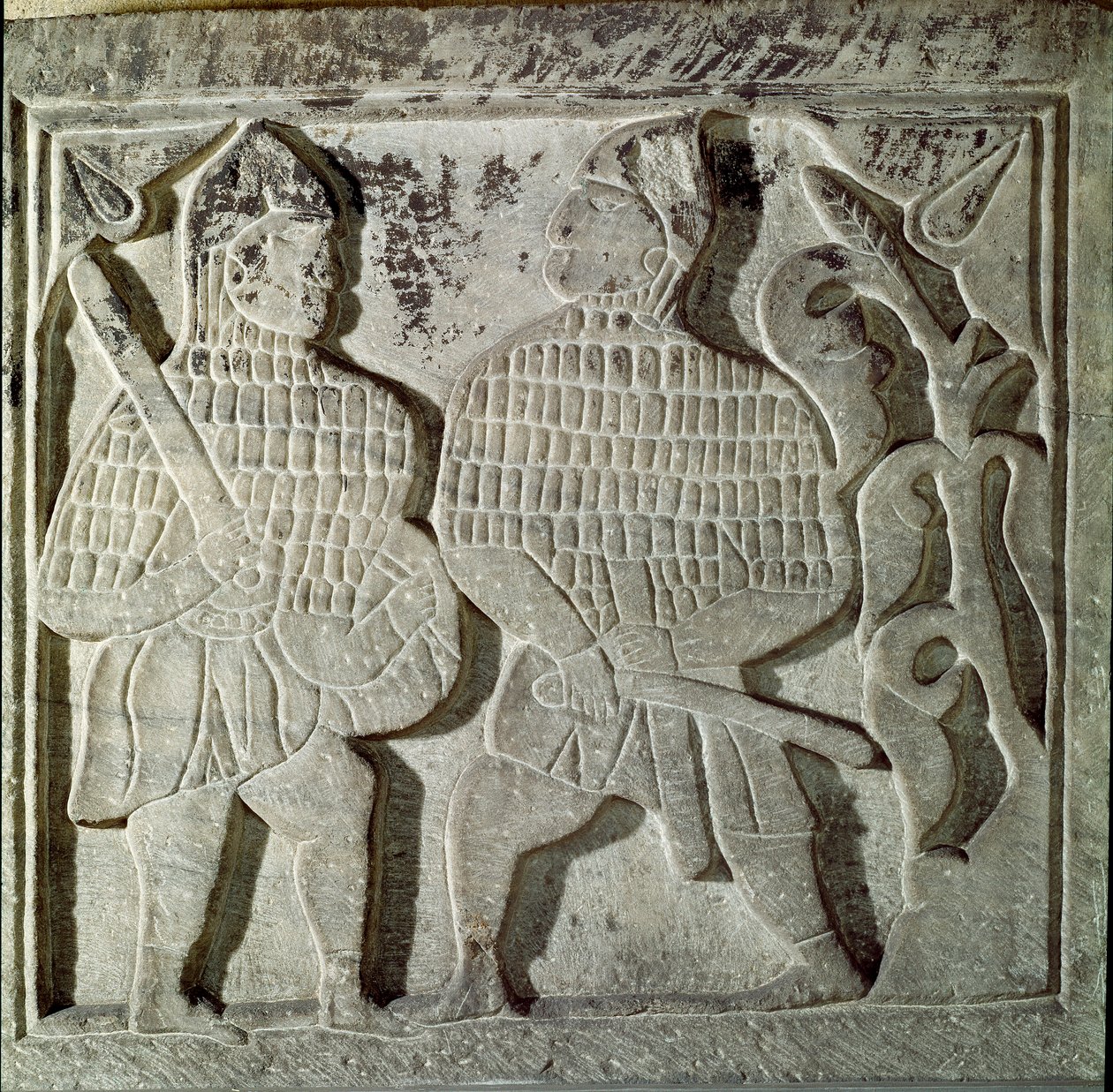 Seljukide Art（Seljukide或Saljuqide）：代表两个战士的低浮雕。 来自土耳其科尼亚。 13世纪。 土耳其伊斯兰艺术博物馆，伊斯坦布尔 作者 王朝塞尔柱克