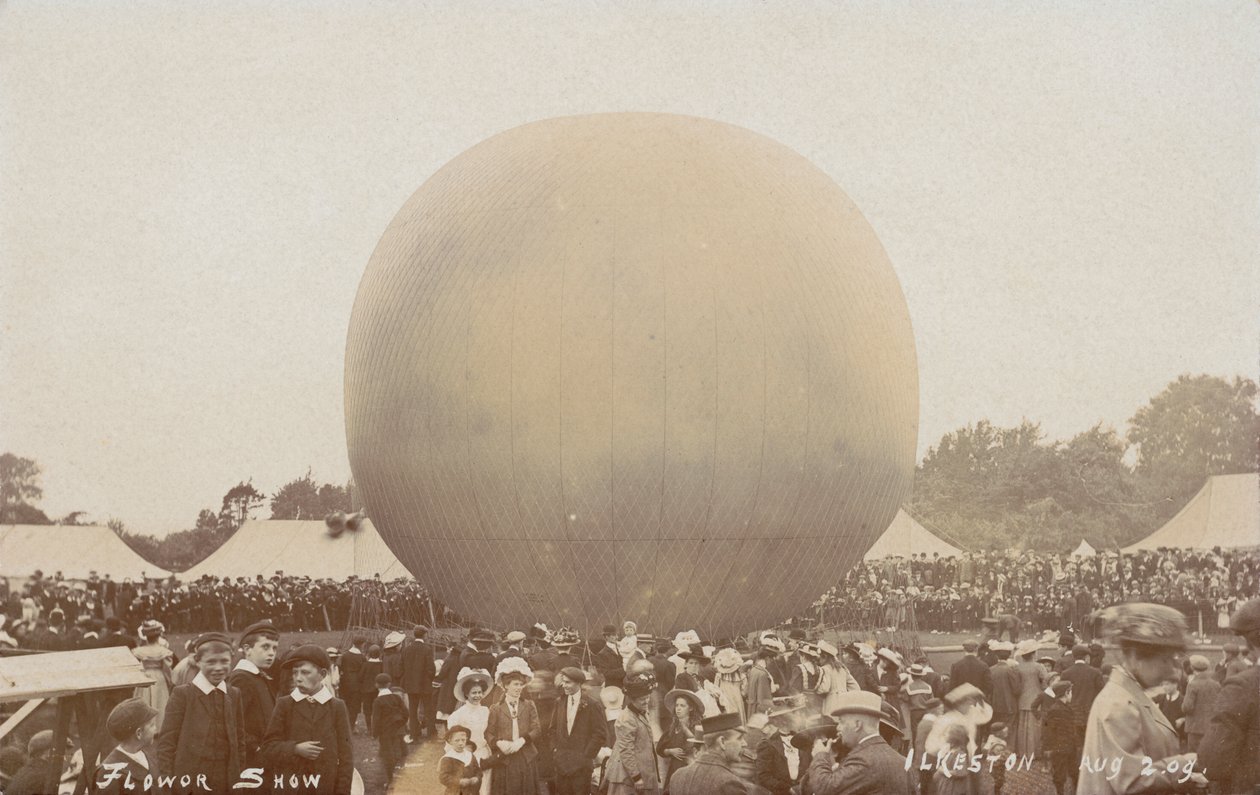 德比郡伊尔克斯顿花展上的热气球，1909年8月2日 作者 EB 特纳