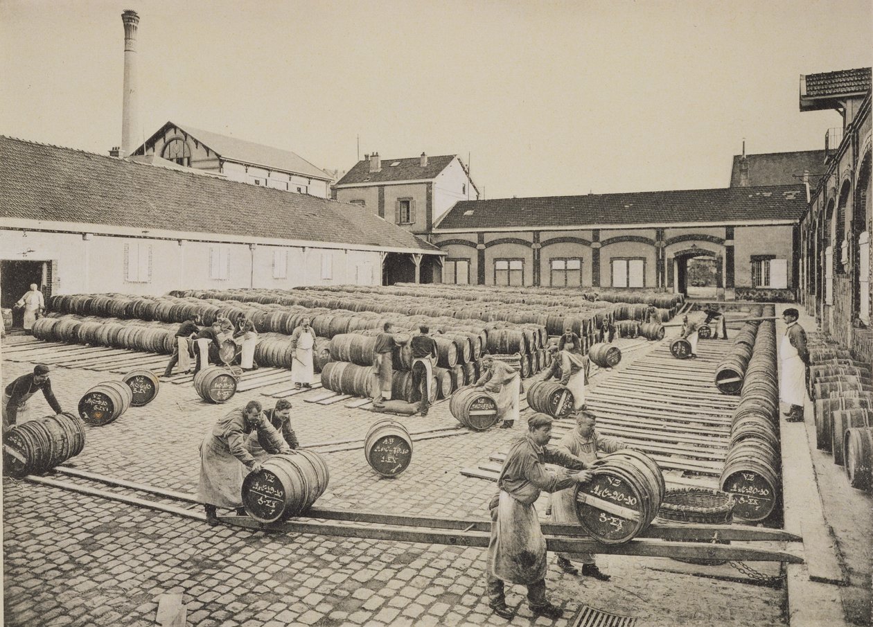 将酒放入桶中，由Moet und Chandon，Epernay（photolitho）出版的“La France Vinicole” 作者 EM Choque