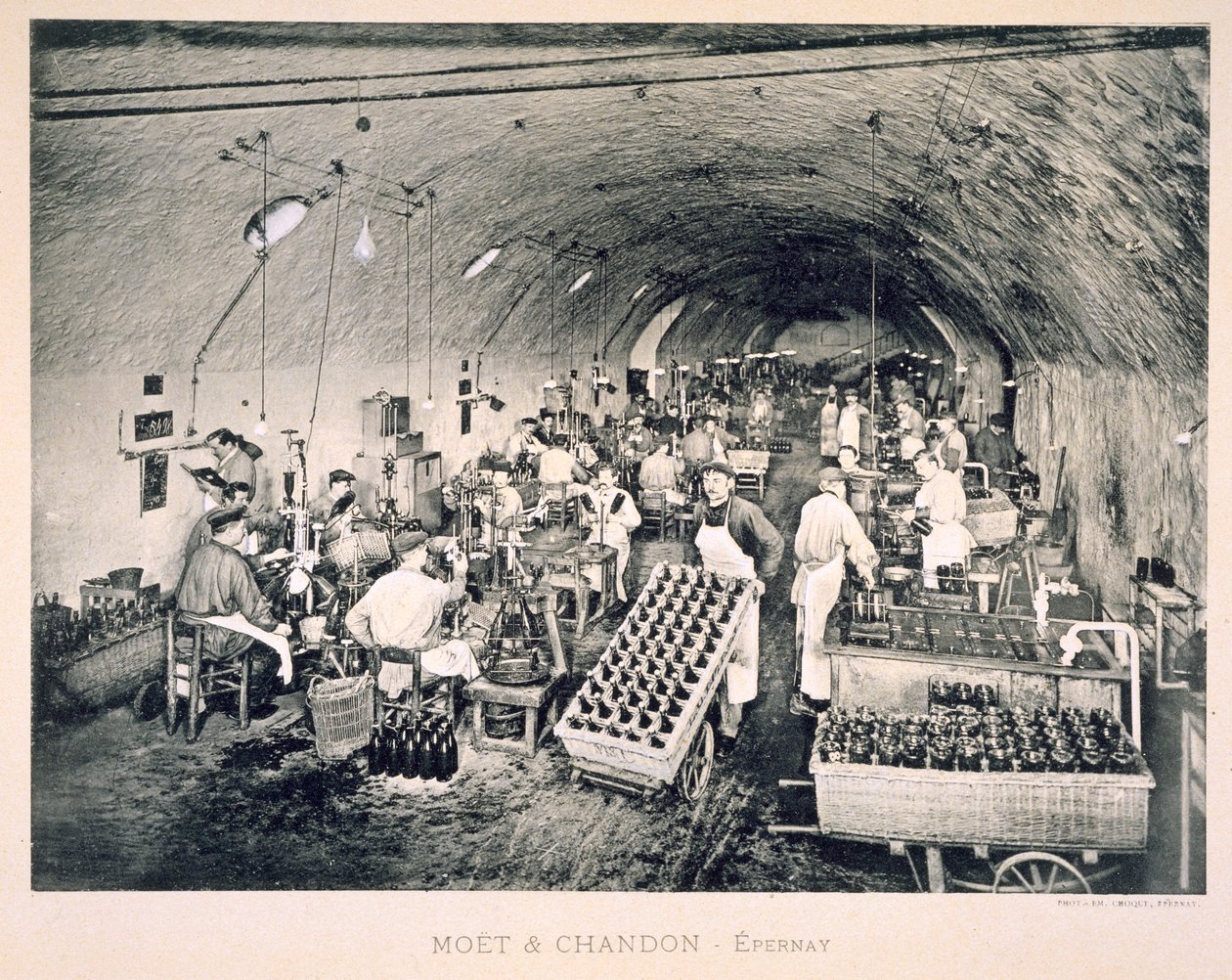 从&39;Le France Vinicole&39;酒吧密封瓶装香槟。 by Moet und Chandon，Epernay（photolitho） 作者 EM Choque
