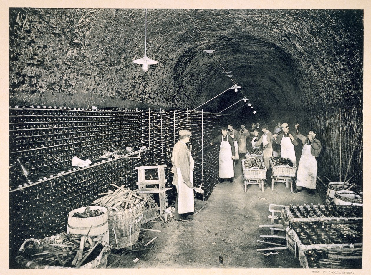 储存瓶子，来自&39;Le France Vinicole&39;，由B. Arnaud，酒吧雕刻。 by Moet und Chandon，Epernay（photolitho） 作者 EM Choque