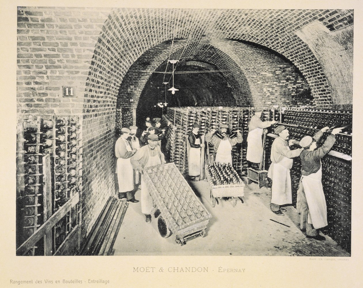 将葡萄酒装在一个架子上的瓶子里，来自Moet und Chandon，Epernay（photolitho）出版的“La France Vinicole” 作者 EM Choque