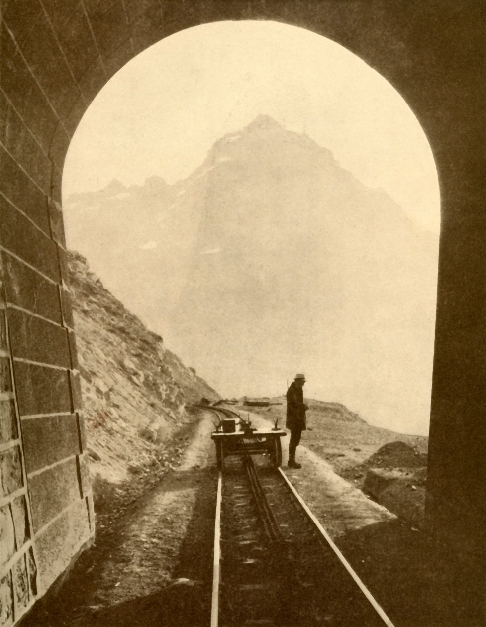 精彩的安第斯山脉横穿铁路，1930年。 作者 ENA