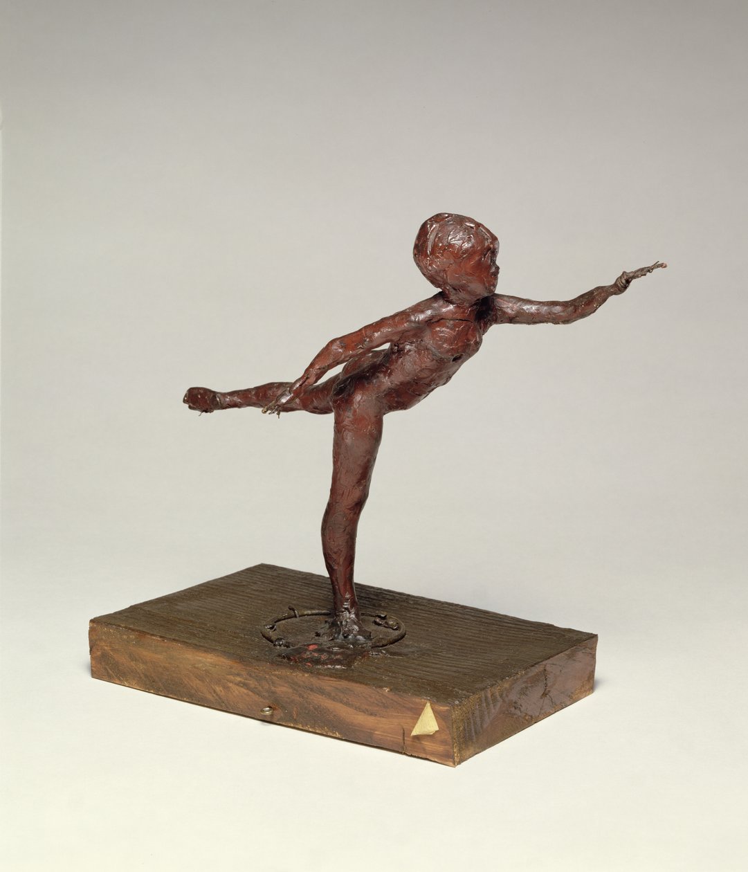 右腿上的阿拉伯式花纹，左臂在前面，c.1882-95（红蜡） 作者 埃德加·德加
