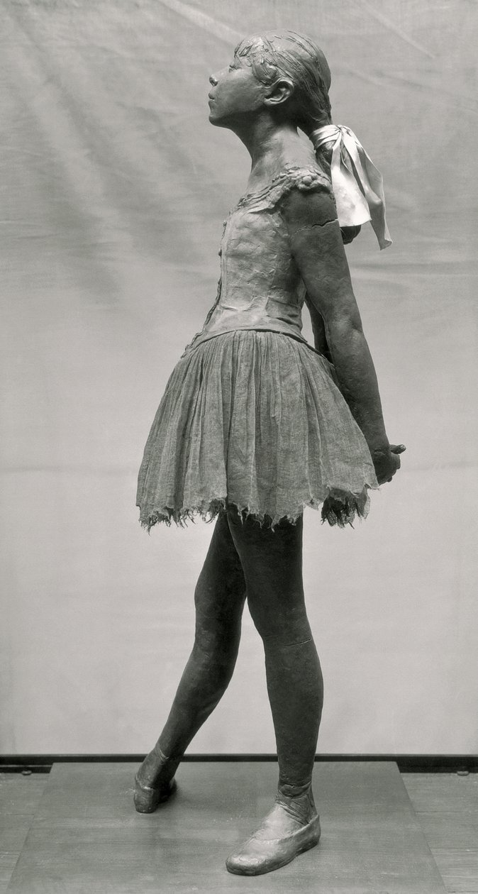 Little Dancer，14岁（多彩青铜，平纹细布，绸缎和木质底座）（另见100777和100778） 作者 埃德加·德加