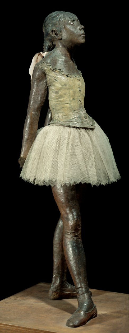 14 岁或伟大的舞者身着 Edgar Degas（1834-1917）的雕塑，木质底座上有古铜色、薄纱和粉红色缎面 作者 埃德加·德加