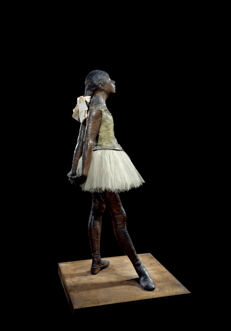 14 岁或伟大的舞者身着 Edgar Degas（1834-1917）的雕塑，木质底座上有古铜色、薄纱和粉红色缎面 作者 埃德加·德加