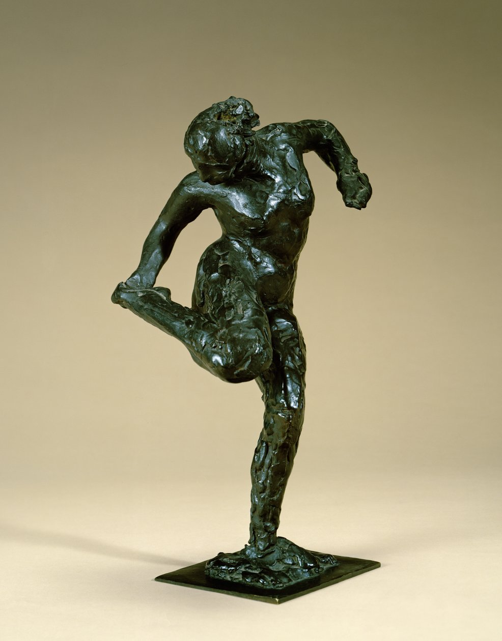 舞者抱着她的脚，c.1900-10（青铜） 作者 埃德加·德加