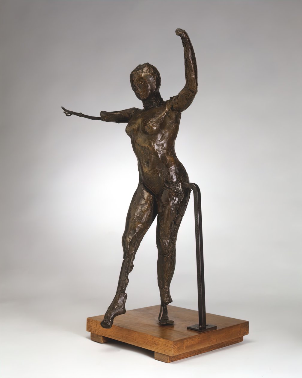 舞者向前走，举起手臂，右腿向前，约1882-1895年播出1919-1932年。 作者 埃德加·德加