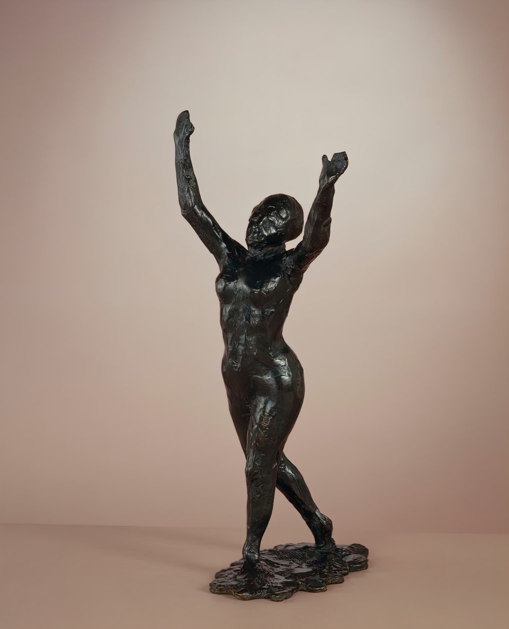 舞者向前走，举起手臂，约1882-1898年播出，约1919-1931年。 作者 埃德加·德加