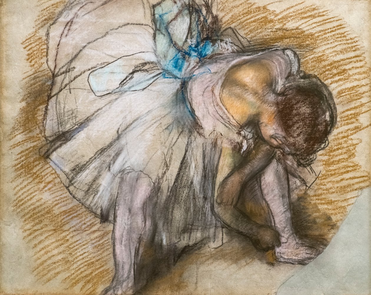 舞者在调整她的鞋子。1885.纸上粉笔画。 作者 埃德加·德加