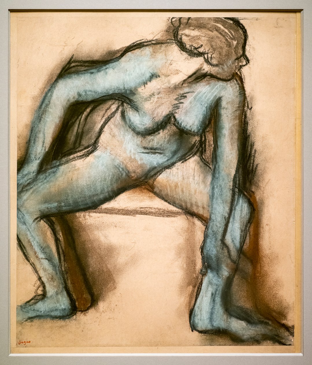 穿着泳装的舞者。大约1896年。天鹅绒纸上的粉笔画，纸板上的胶水。 作者 埃德加·德加