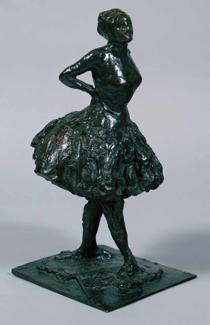 穿着休闲服的舞者，手放在臀部，右腿向前，石膏，摄于1919-21年 作者 埃德加·德加