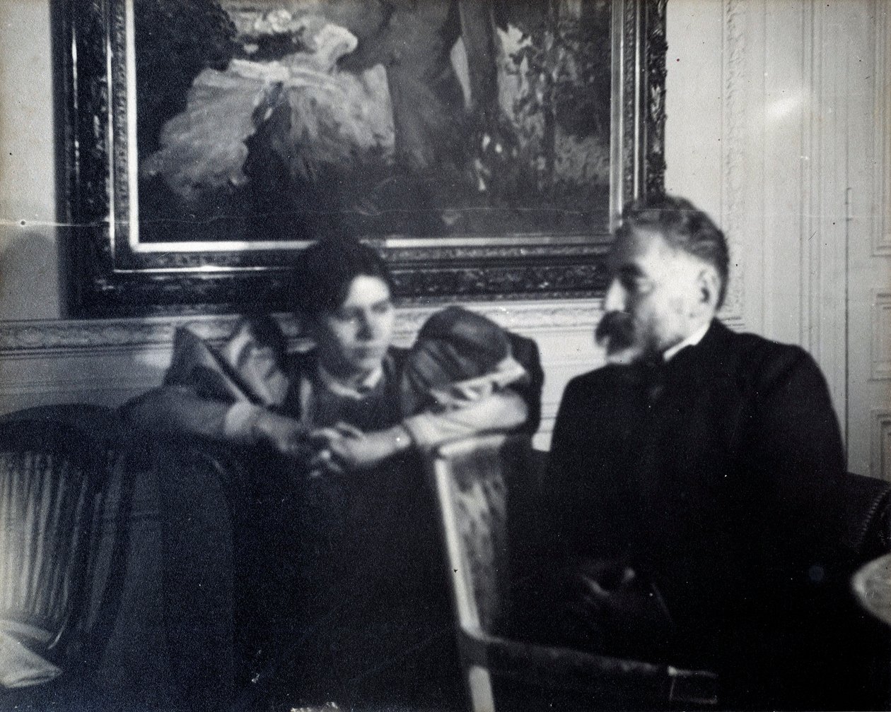 作家Stephane Mallarme (1842-1898)和侄女Paule Gobillard的肖像，由Berthe Morisot拍摄" 摄影：Edgar Degas (1834-1917) 1896年 太阳。0,29x0,37米 巴黎，奥赛博物馆 作者 埃德加·德加