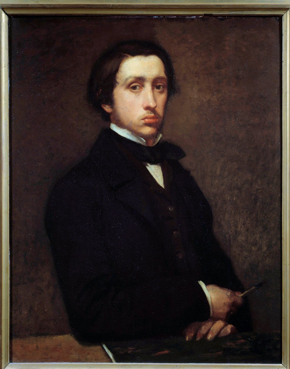 埃德加·德加（Edgar Degas，1834-1917）在肖像画中的自画像或德加，1855 年 0,81x0,64 m 巴黎，奥赛博物馆 - 带有木炭架的自画像。 埃德加·德加 (Edgar Degas) (1834-1917) 的画作，1855 年。0.81 x 0.64 m。 巴黎奥赛博物馆 作者 埃德加·德加