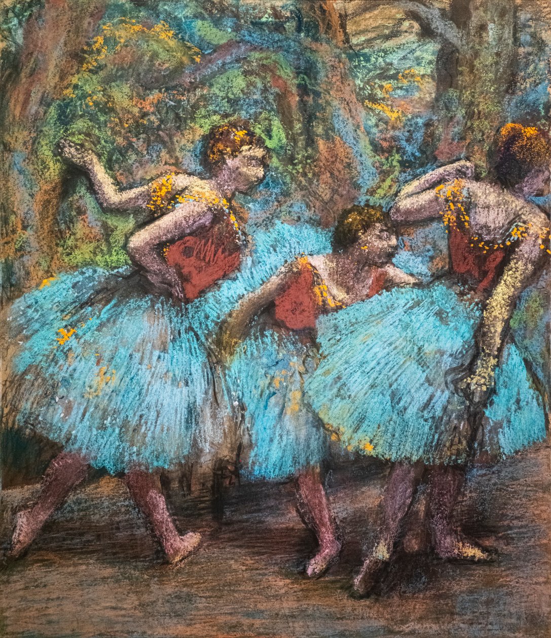 三个舞者（蓝色裙子，红色胸花）。1903年左右。纸上粉笔画，纸板上胶水。 作者 埃德加·德加