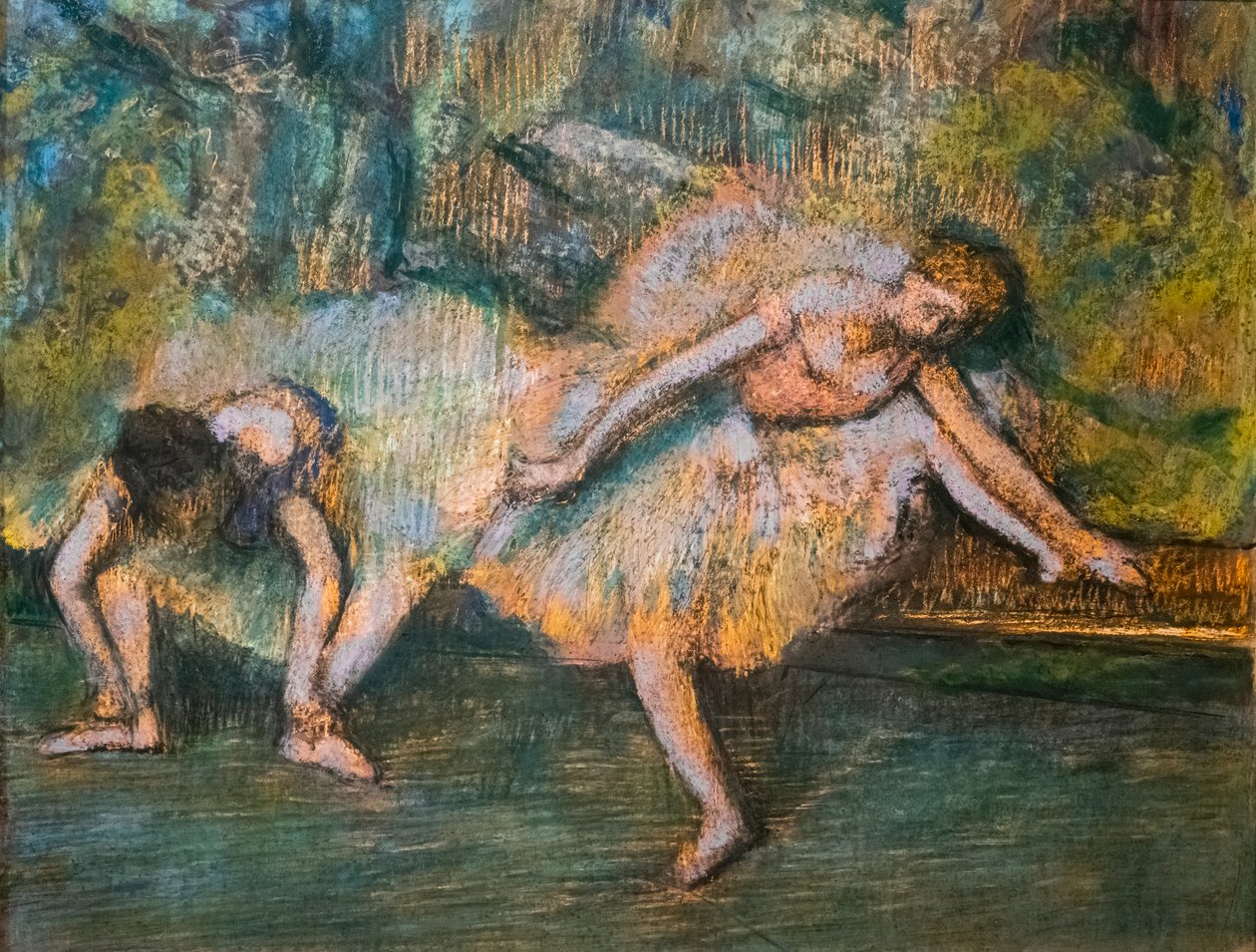 两个舞者。大约1900年。纸上粉笔画，纸板上。 作者 埃德加·德加