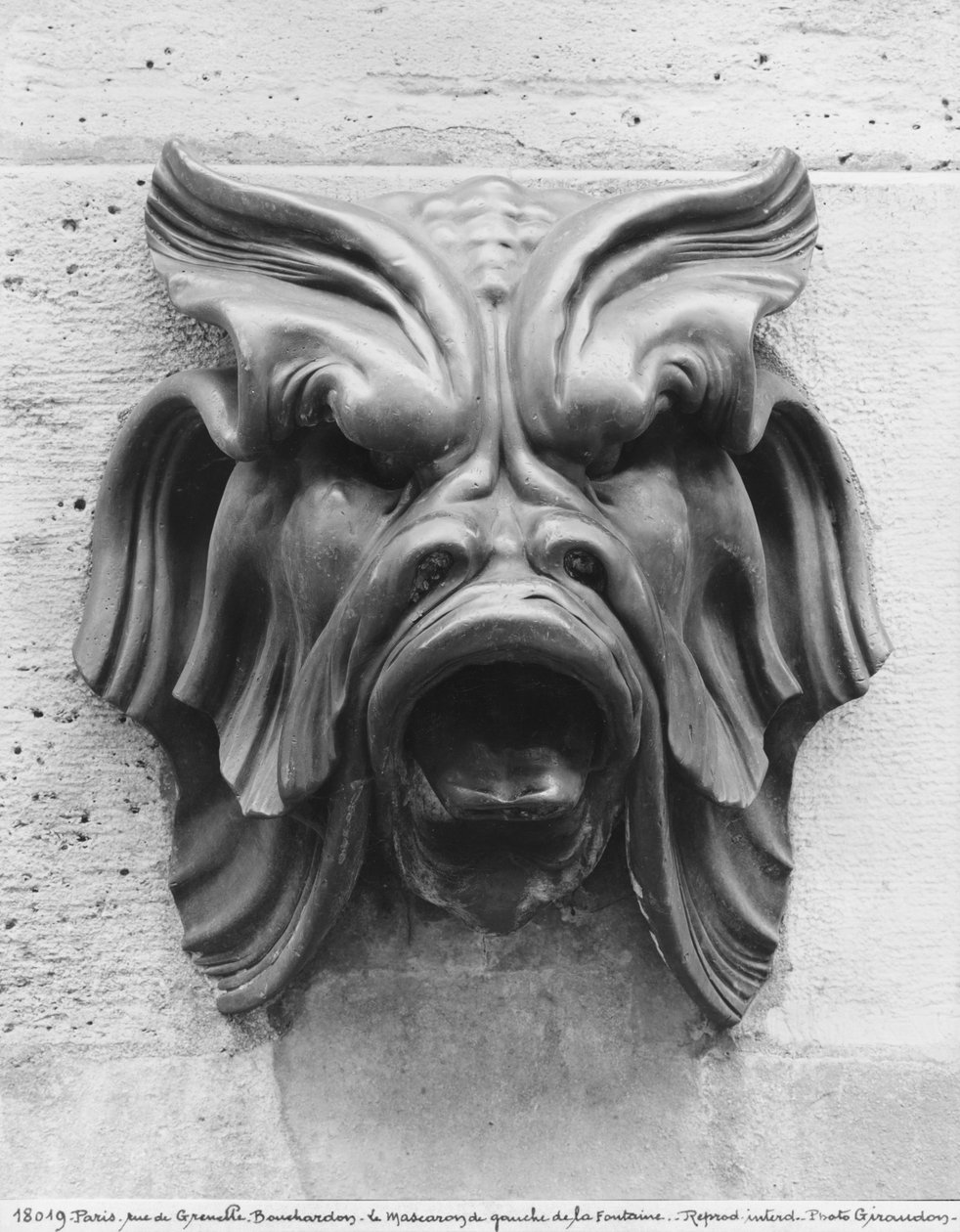 四季喷泉，rue de Grenelle，左怪诞面具的细节，1739-46另见346093,346094,346095,346096青铜bw照片 作者 埃德梅·布查顿