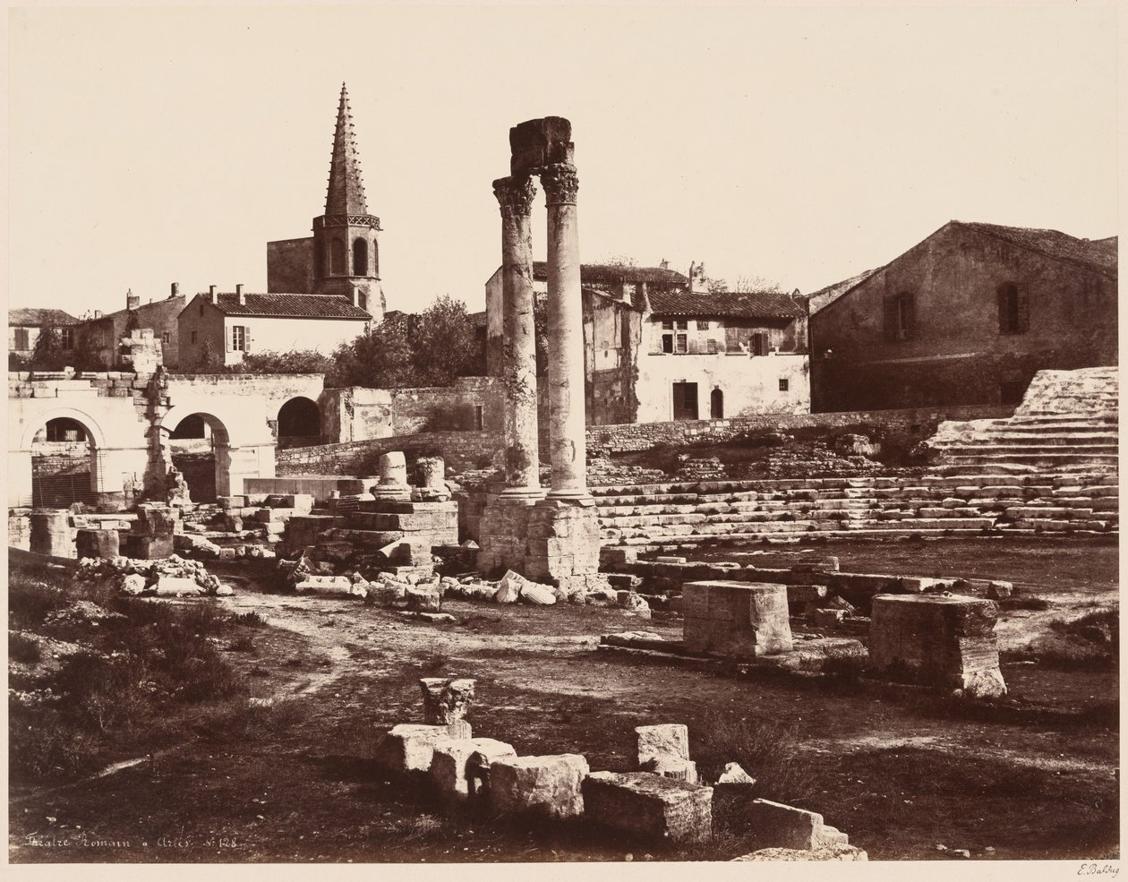 阿尔勒罗马剧院（Theatre Romain a Arles），约 1855 年（照片）。1855 年（照片） 作者 爱德华·丹尼斯·巴尔杜斯
