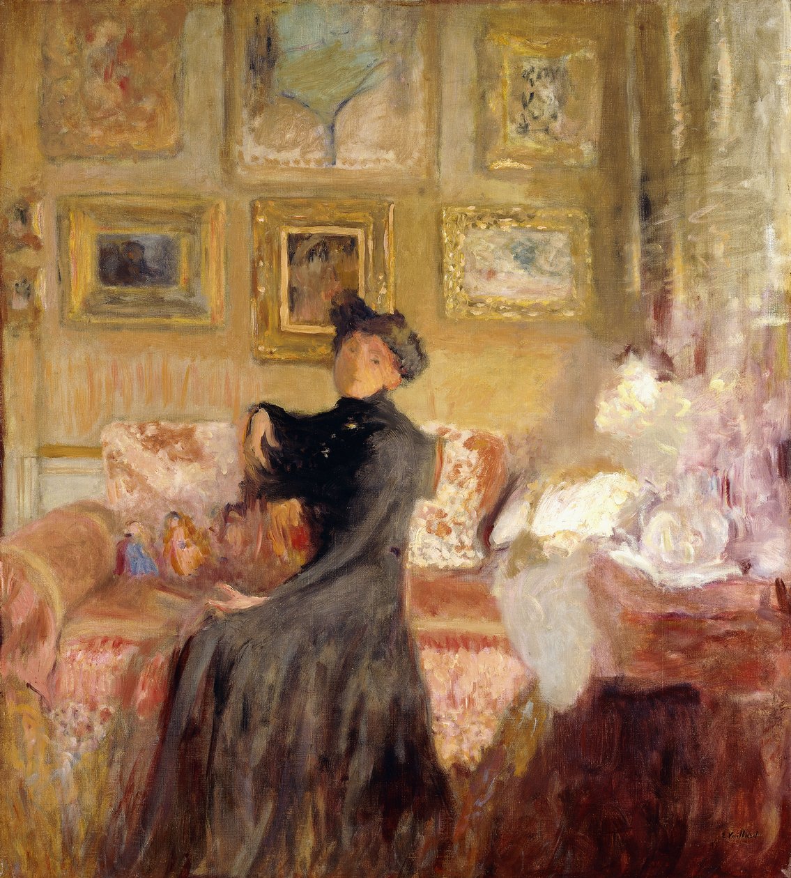 红色沙发； Le Divan Rouge，约1905年 作者 爱德华·维拉德