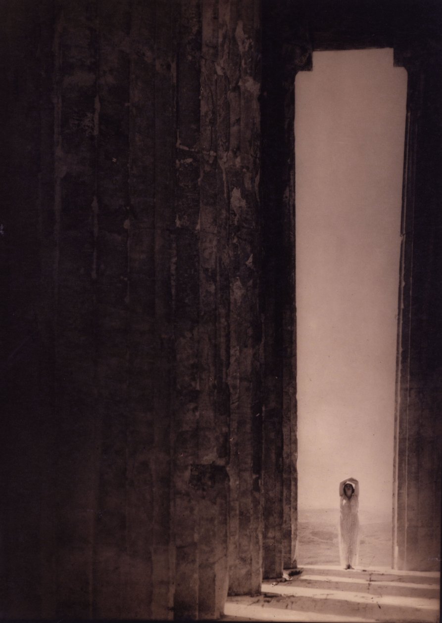 Isadora Duncan在雅典帕台农神庙 作者 爱德华·简·史蒂琴（Edward Jean Steichen）