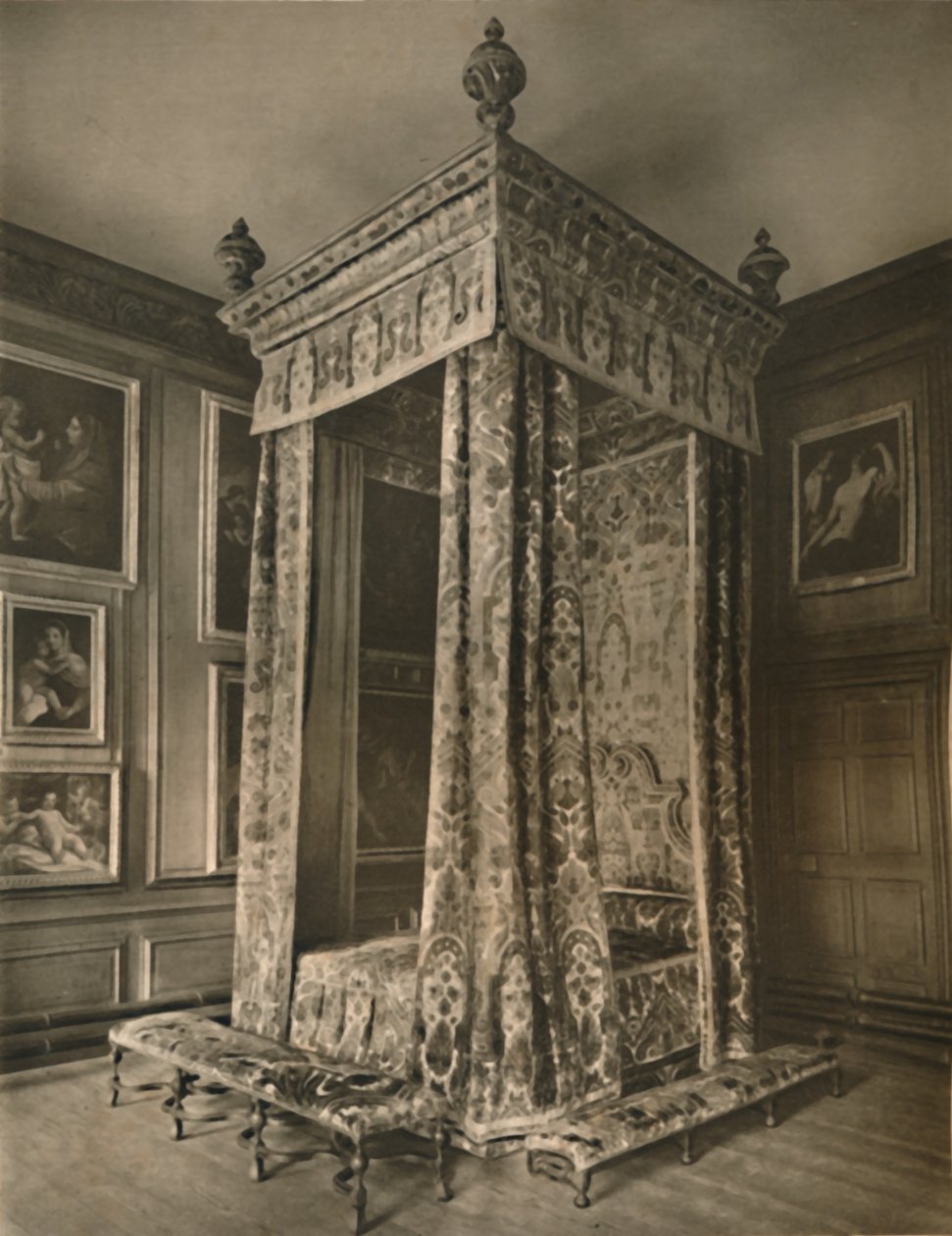 绯红和金色花纹天鹅绒的安妮女王国家床架"，1927年 作者 爱德华·F·斯特兰奇
