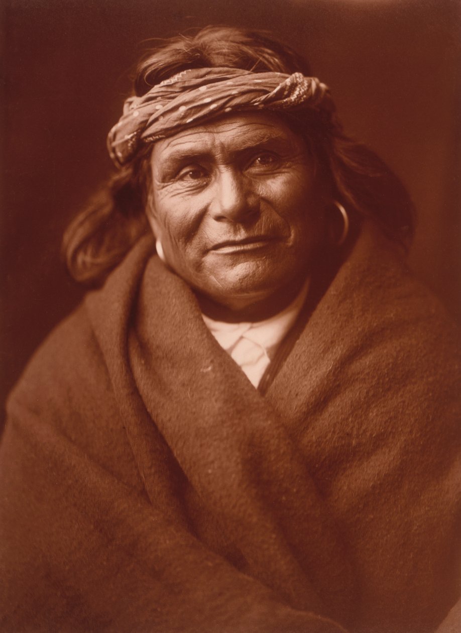 《Acoma Man》，爱德华·S·柯蒂斯 (Edward S. Curtis) 创作，c.1904（色调银色印刷） 作者 爱德华警长柯蒂斯